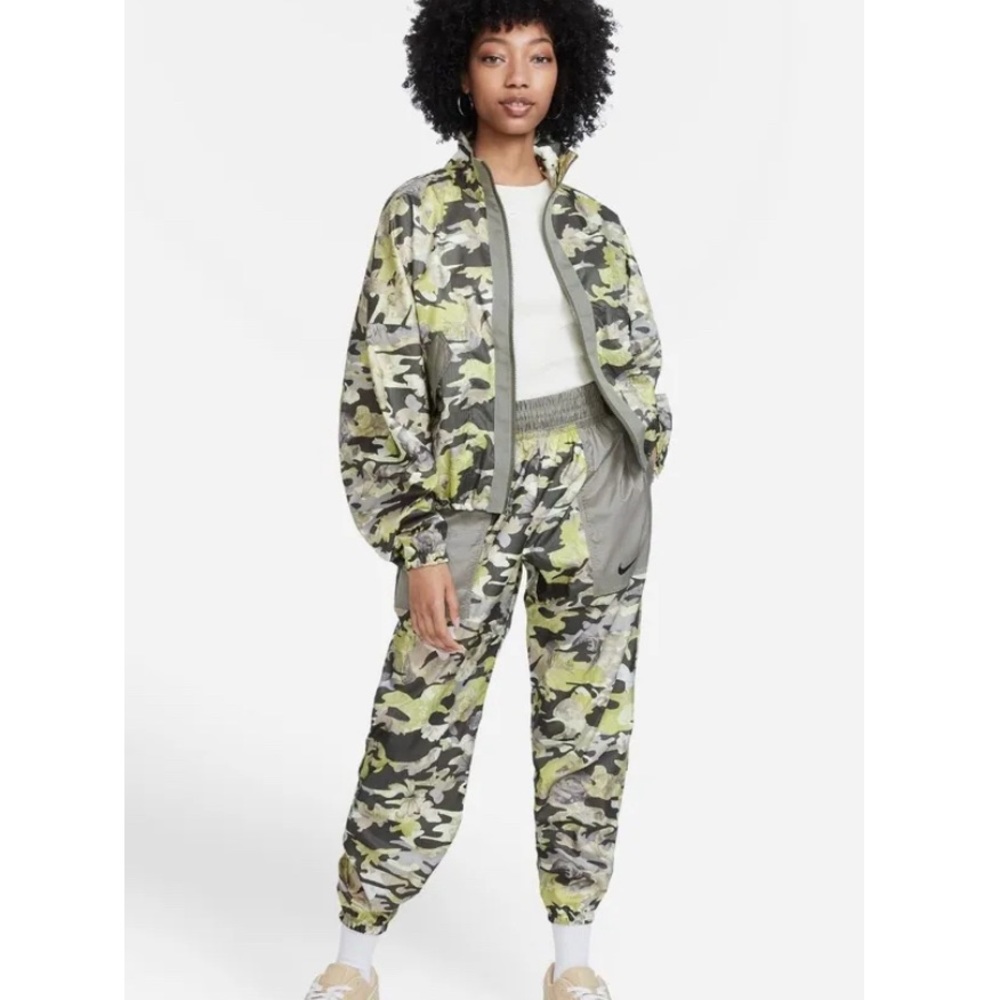 Nike Standard Fit Midrise Jogger